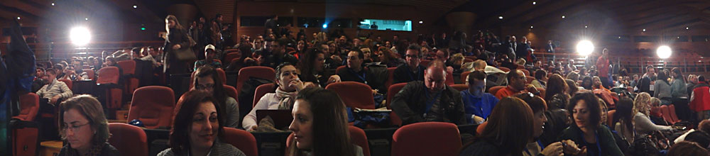 Poco a poco se va llenando el auditorio del Palacio de Congresos de Granada.