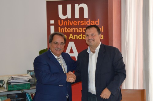 El rector de la UNIA y el director del Consorcio Fernando de los Ríos en el acto de la firma